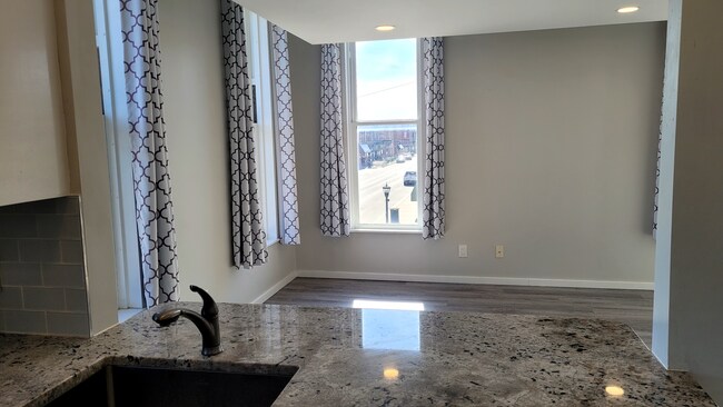 Vista de la sala de estar desde la cocina 1 - 104 N Walnut St