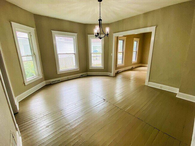 Building Photo - COMING SOON: Spacious 3 Bedroom 2 Bathroom...