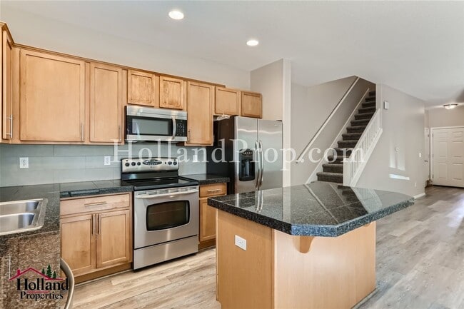 Building Photo - Lovely 4 bedroom Townhouse located in Hill...