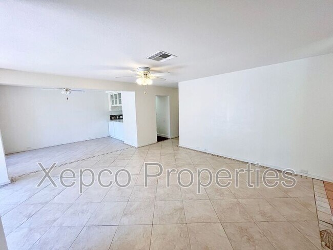Building Photo - 2571 N Whitewater Club Dr