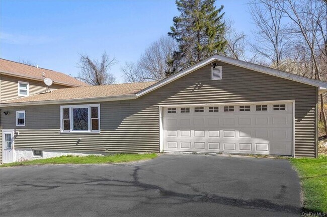 Building Photo - 147 W Hook Rd