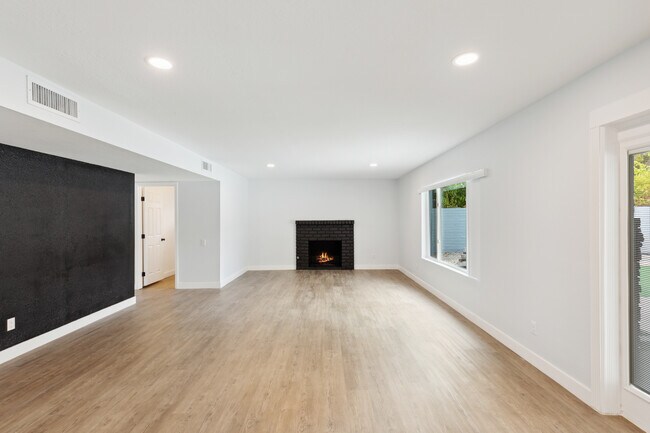 Building Photo - 1506 E Northshore Dr