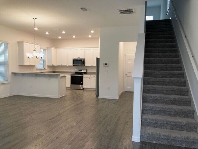 Foto del edificio - Beautiful 3/2.5 Newly Appointed Home with ...