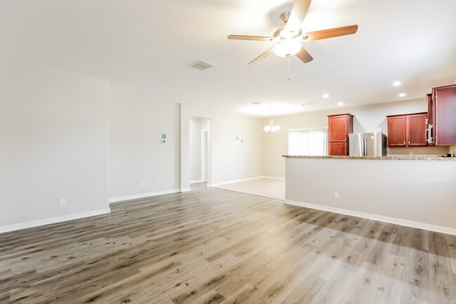 Foto del edificio - 24525 W Gregory Rd