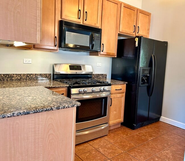 Building Photo - 2560 Golf Ridge Cir