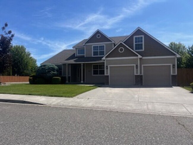 Building Photo - Must See New Listing!
