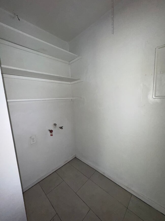 Building Photo - Spacious 2-Bedroom Duplex in Prime Gainesv...