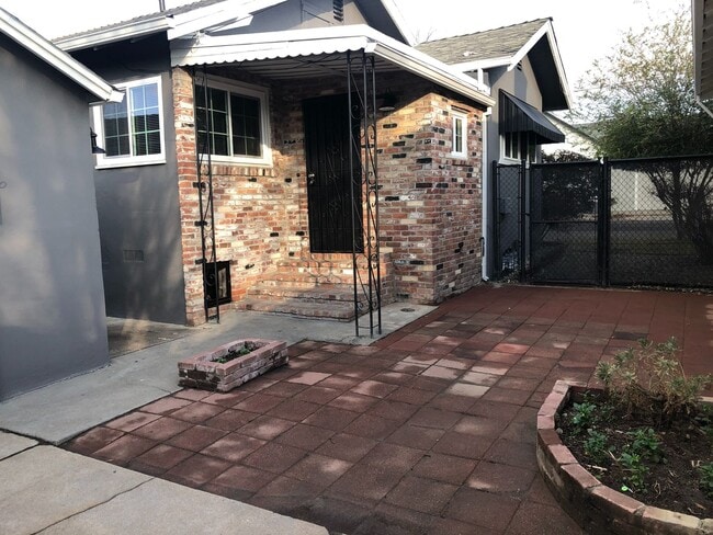 Building Photo - Newly Updated 2 Bedroom Unit in the heart of Roseville!