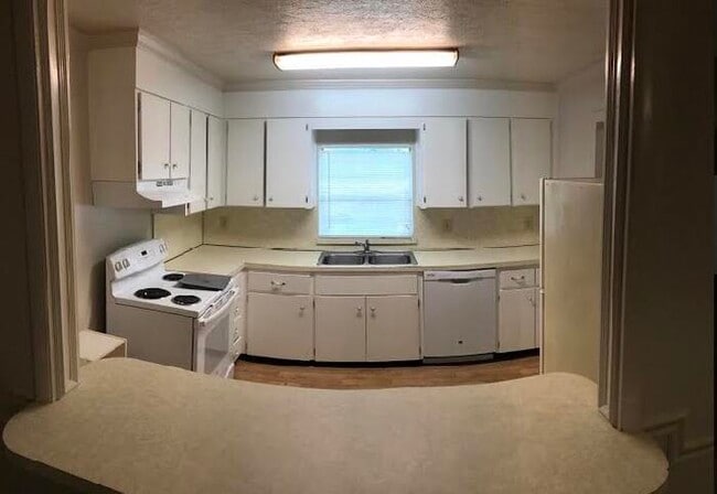 Building Photo - Coming Soon! 2BR Duplex with Screened Patio in the Murray Hill
