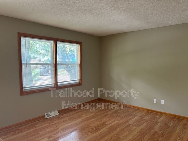 Building Photo - 401 SW Stoney Brook Ln