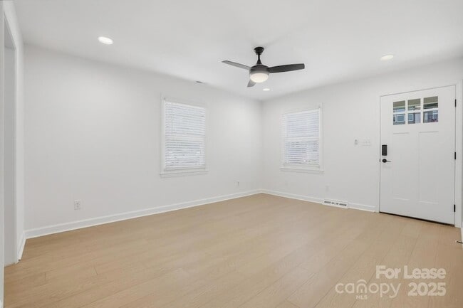 Foto del edificio - 316 Hollis Rd