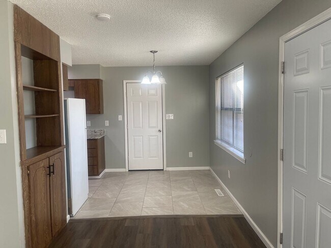 Foto del edificio - Remodeled All Brick 2 bed 2 bath 1 car gar...
