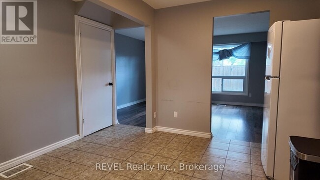 Building Photo - 25-25 Linfield Dr