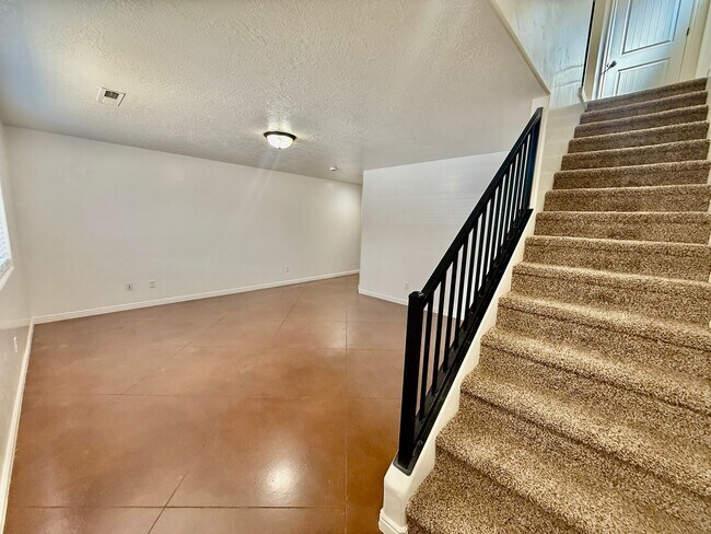 Foto del edificio - 3-BR Townhome Near Costco