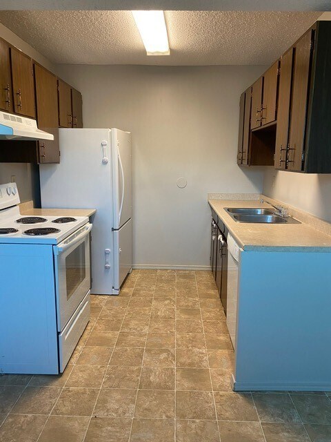 Building Photo - 3 Bed 1.5 Bath Unit in Calgary, AB