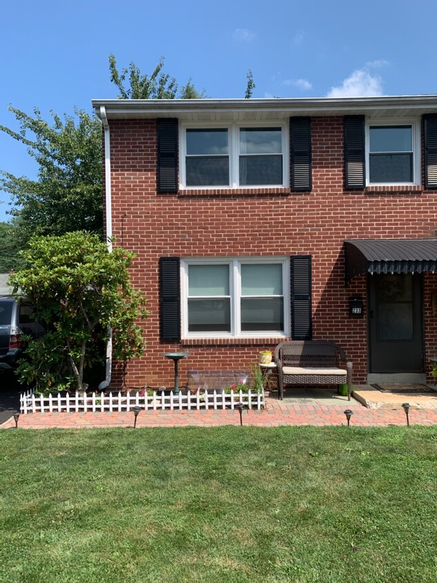 Primary Photo - 233 Princess Ave
