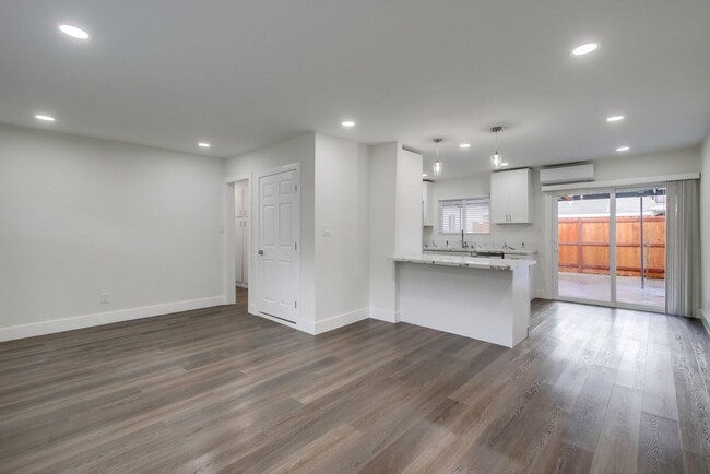 Building Photo - Beautifully renovated 2 bedroom, 2 bath, s...