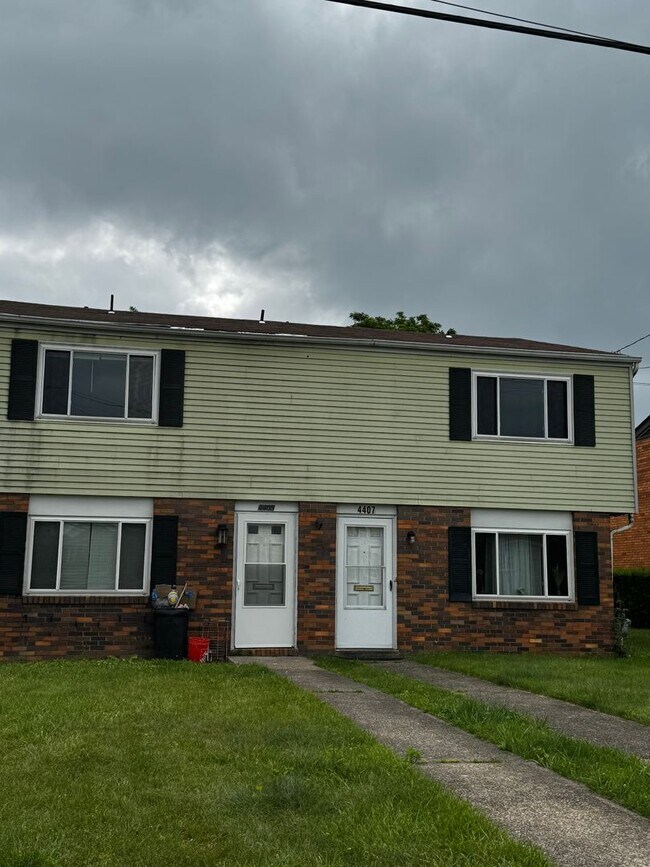 Building Photo - Updated Greenfield Three Bedroom Duplex!