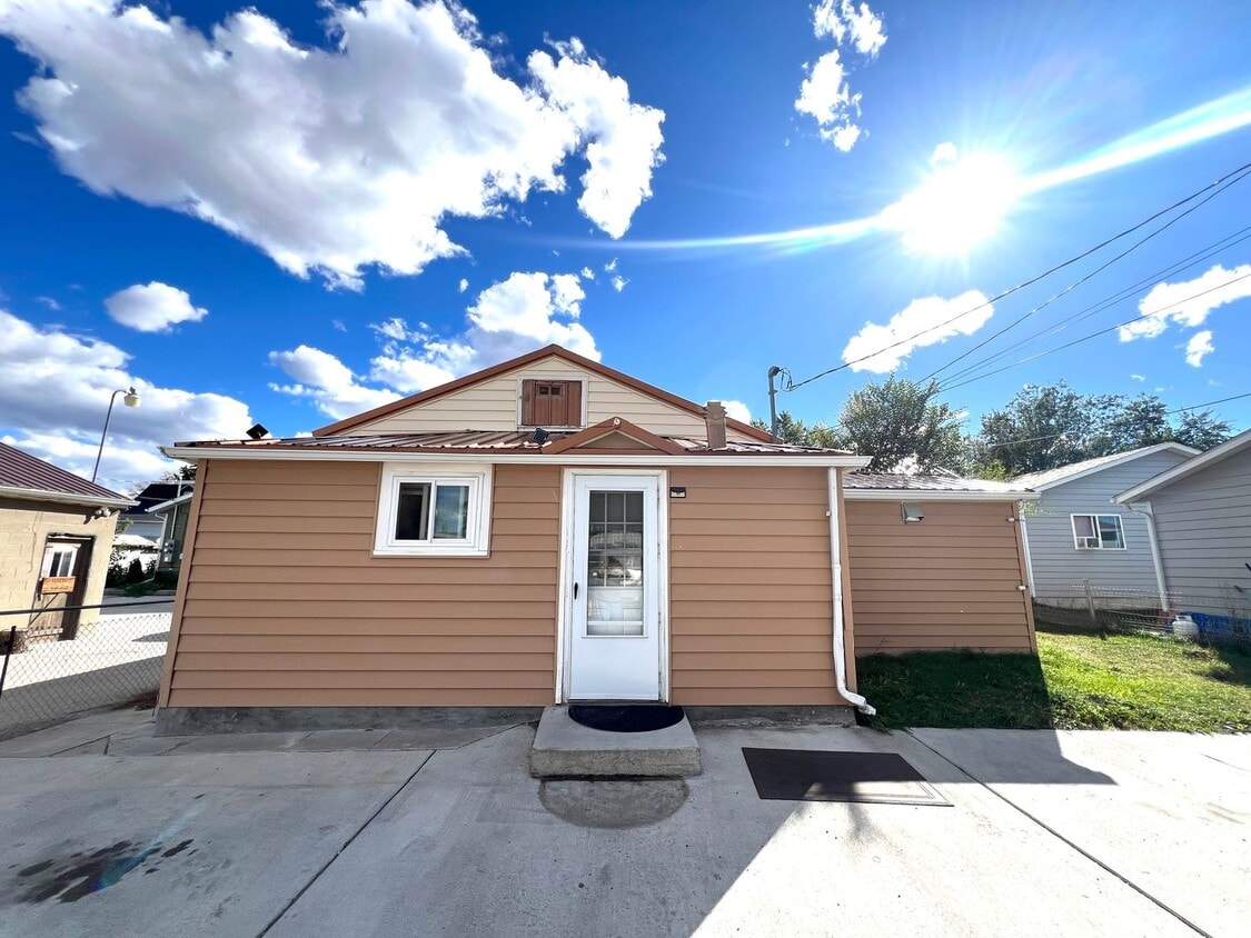 Primary Photo - 1310 Poplar St