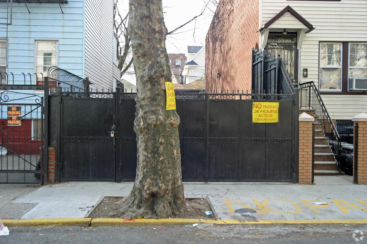 Primary Photo - 342 E 9th St