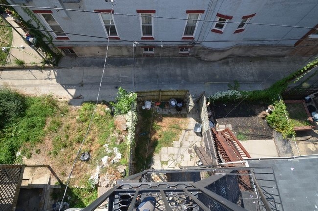 Foto del edificio - 307 E 25th St