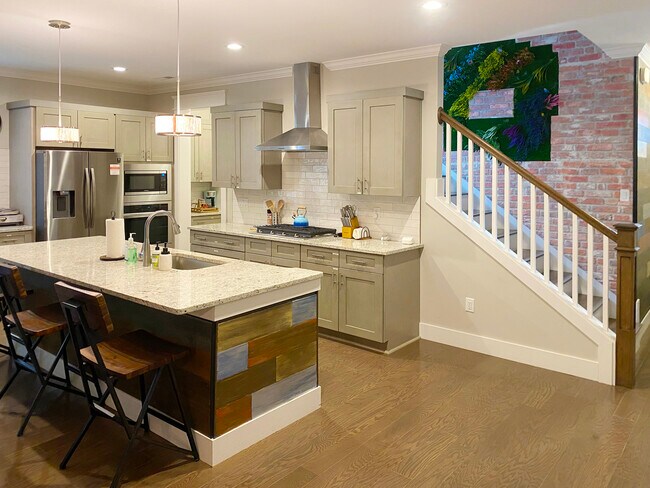 Cocina moderna, estufa de gas, electrodomésticos nuevos - 547 Sweet Birch Park Ln