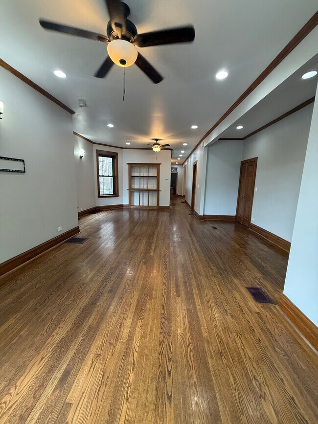 Foto del edificio - 2034 N Sawyer Ave