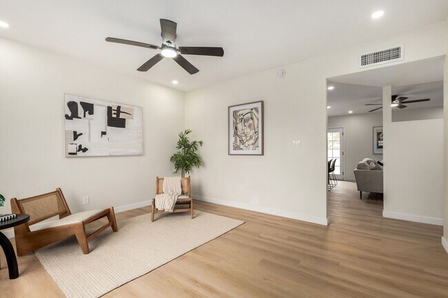 Foto del edificio - Fully Remodeled 4-Bedroom Home in Prime Gi...