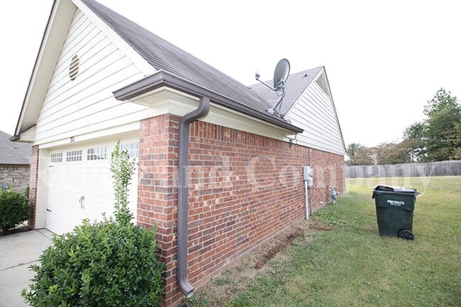 Building Photo - 8911 Rasco Hills Cove