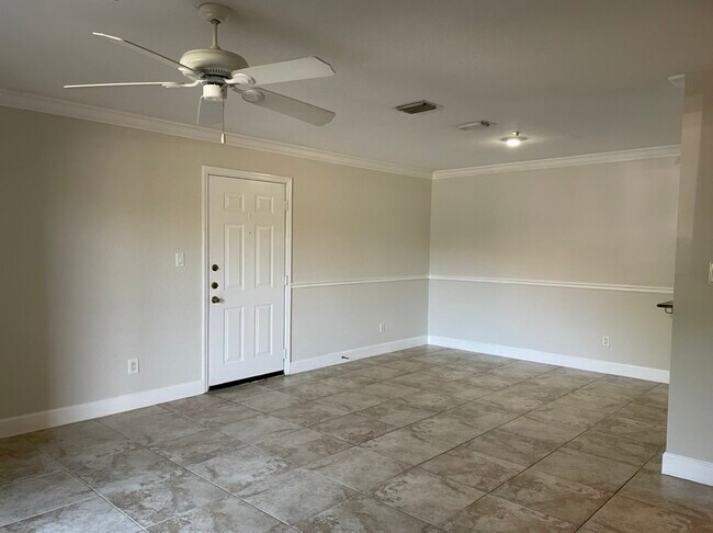 Foto del edificio - 4053 Crockers Lake Blvd