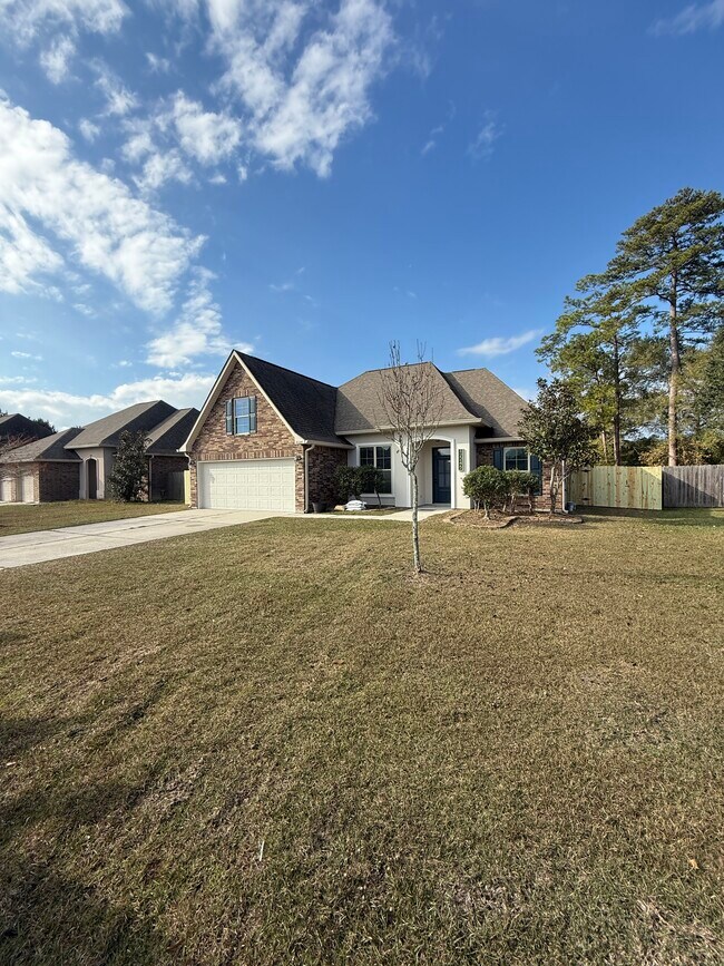 Foto del edificio - 42245 Wood Ave