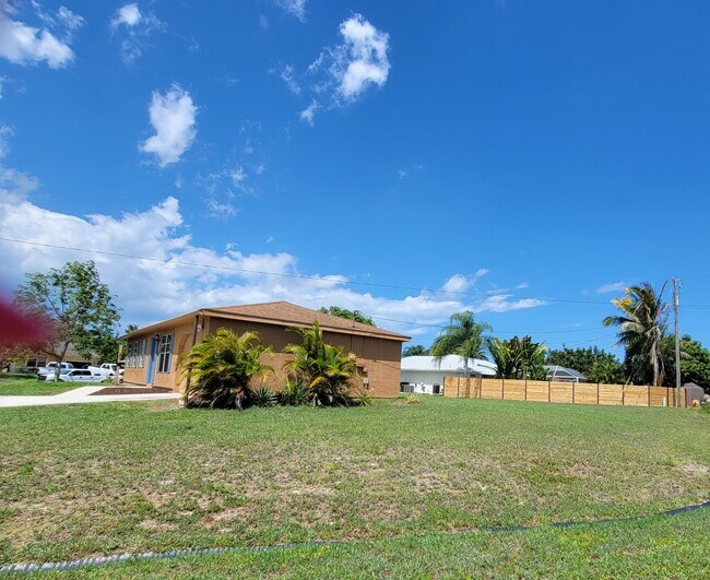 Building Photo - 311 SW Virden Ct