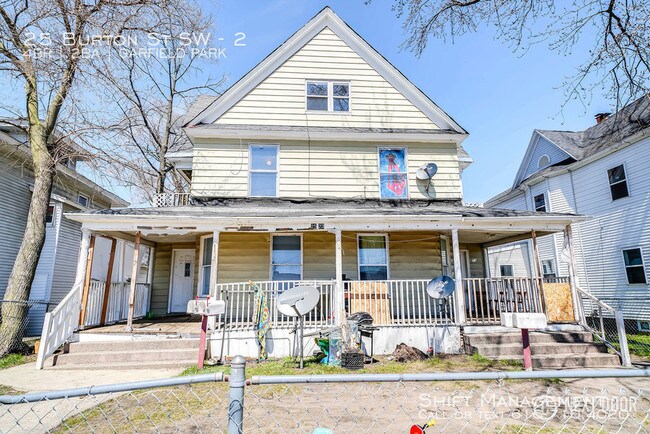 Building Photo - 25 Burton St SW #2 - Large 3-bedroom unit!