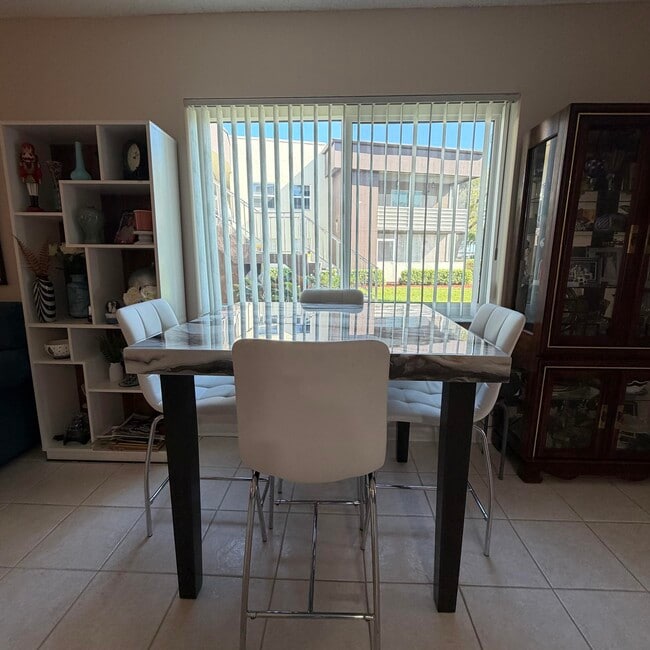 Foto del edificio - 728 Normandy Ln