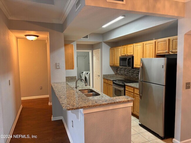 Foto del edificio - 10075 Gate Pkwy N