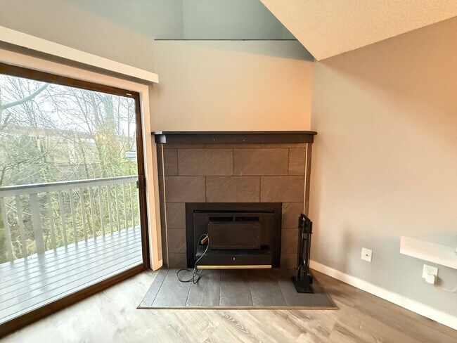 Foto del edificio - Charming 2-Bedroom Tukwila Townhome with Garage, Parking, Stainless Steel Appliances & Fireplace ...