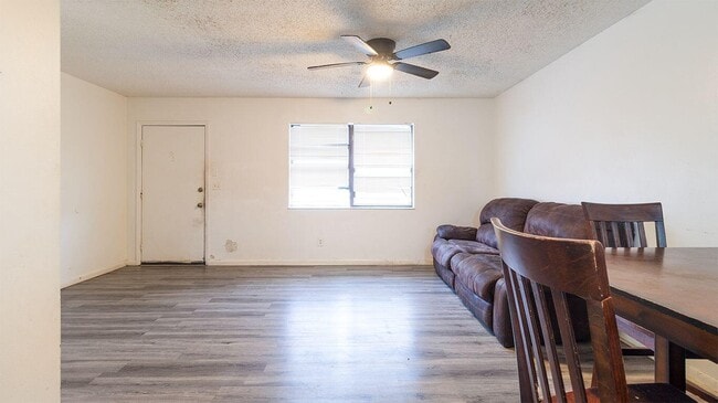 Building Photo - 604 Roselyn Ave