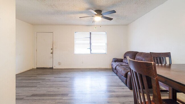 Foto del edificio - 604 Roselyn Ave