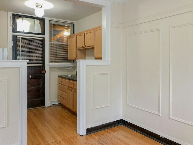 Building Photo - 2010-1 West Foster Avenue, Unit 2A