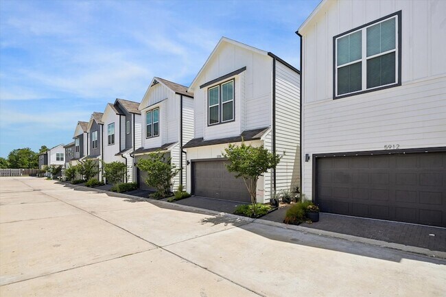 Foto del edificio - 5914 Haring Ln