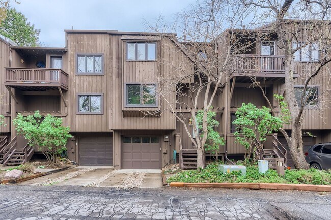 Building Photo - Convenient 2 BDR / 2.5 BA near all things ...
