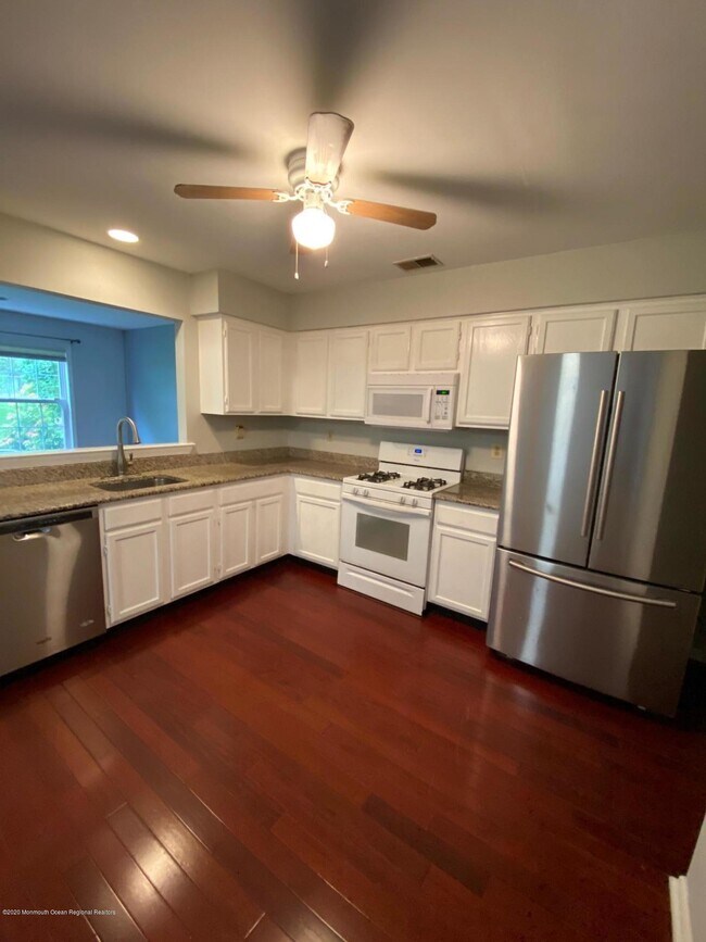Building Photo - 857 Mariposa Ct
