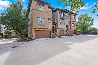 Building Photo - 6533 E Hill Dr