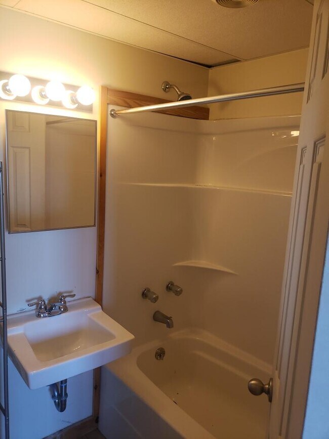 Baño completo - Potsdam Main Street Apartments