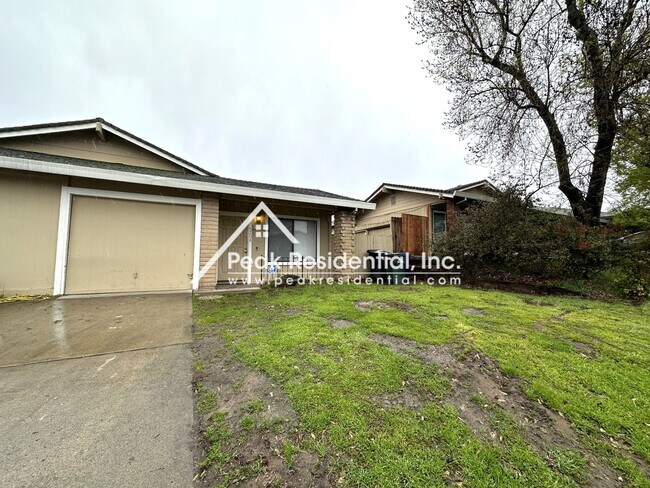 Building Photo - Spacious Foothill Farms 2bd/2ba Duplex wit...