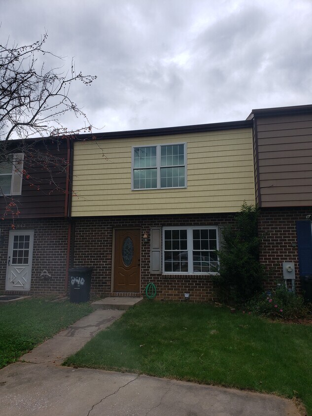 Front elevation - 840 Ewing Dr