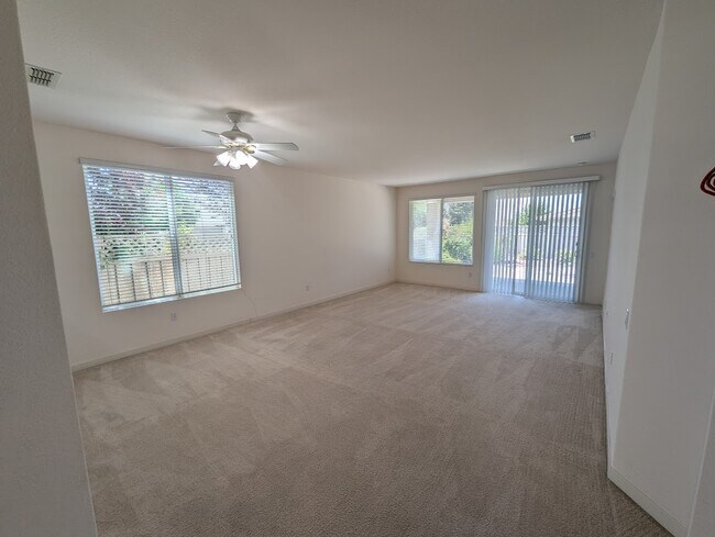 Foto del edificio - 398 Marigold Ln