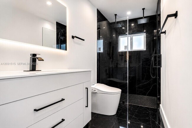 Foto del edificio - 8819 Dickens Ave
