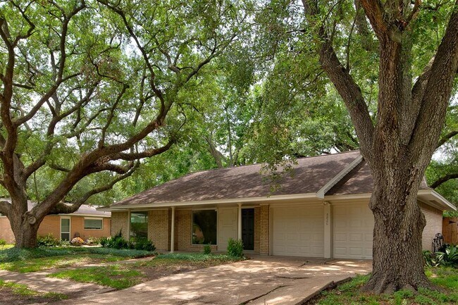 Foto del edificio - 8826 Robindell Dr