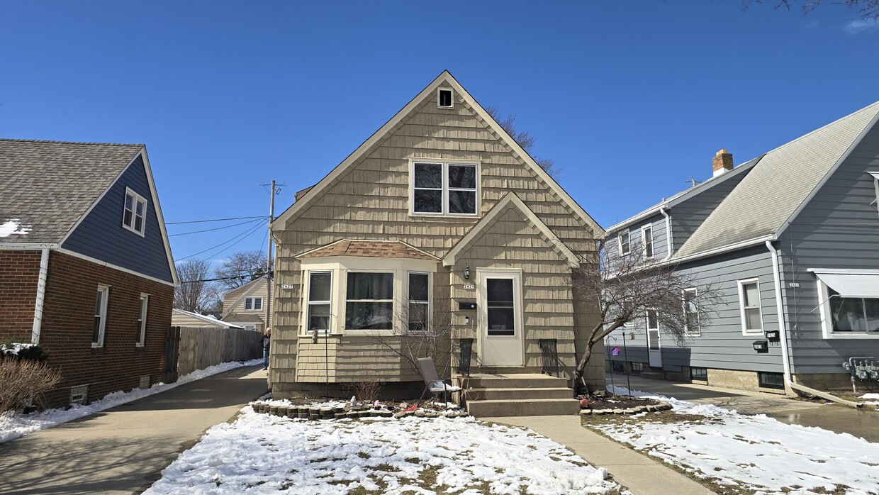 Foto principal - 2425 S 82nd St